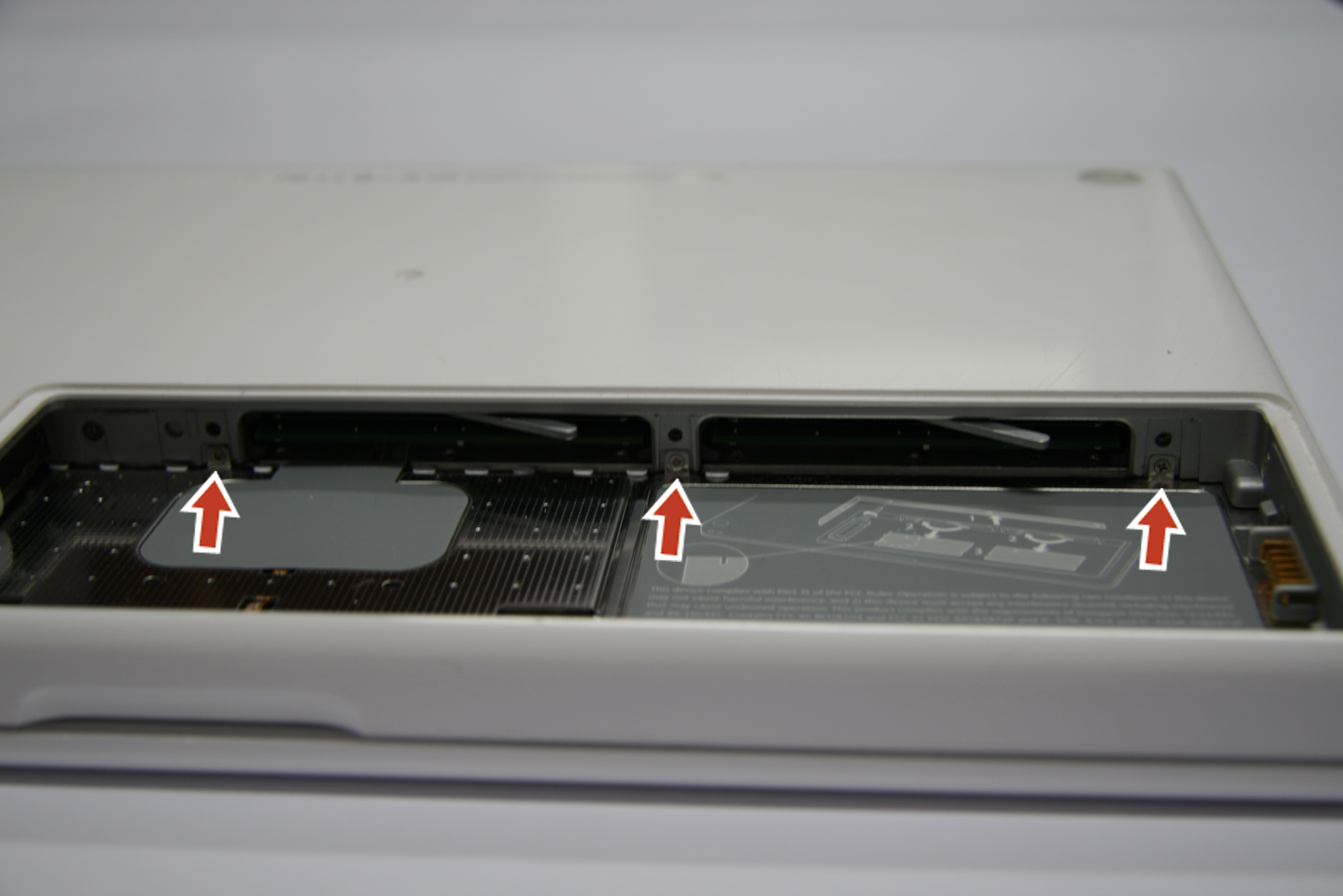 Откручиваем винтики удерживающие клавиатуру MacBook